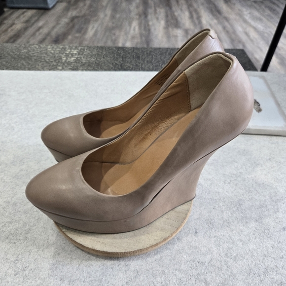🐢 L.A.M.B. Women Novice Taupe High Wedge Slip On Size 9.5 Pumps - Picture 9 of 17